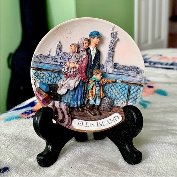 Vintage 3D Ellis Island Ceramic Family Travelers Decor Accent Display - Picture 4 of 6